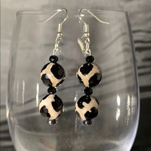 🪨Black and tan round stone earrings🪨